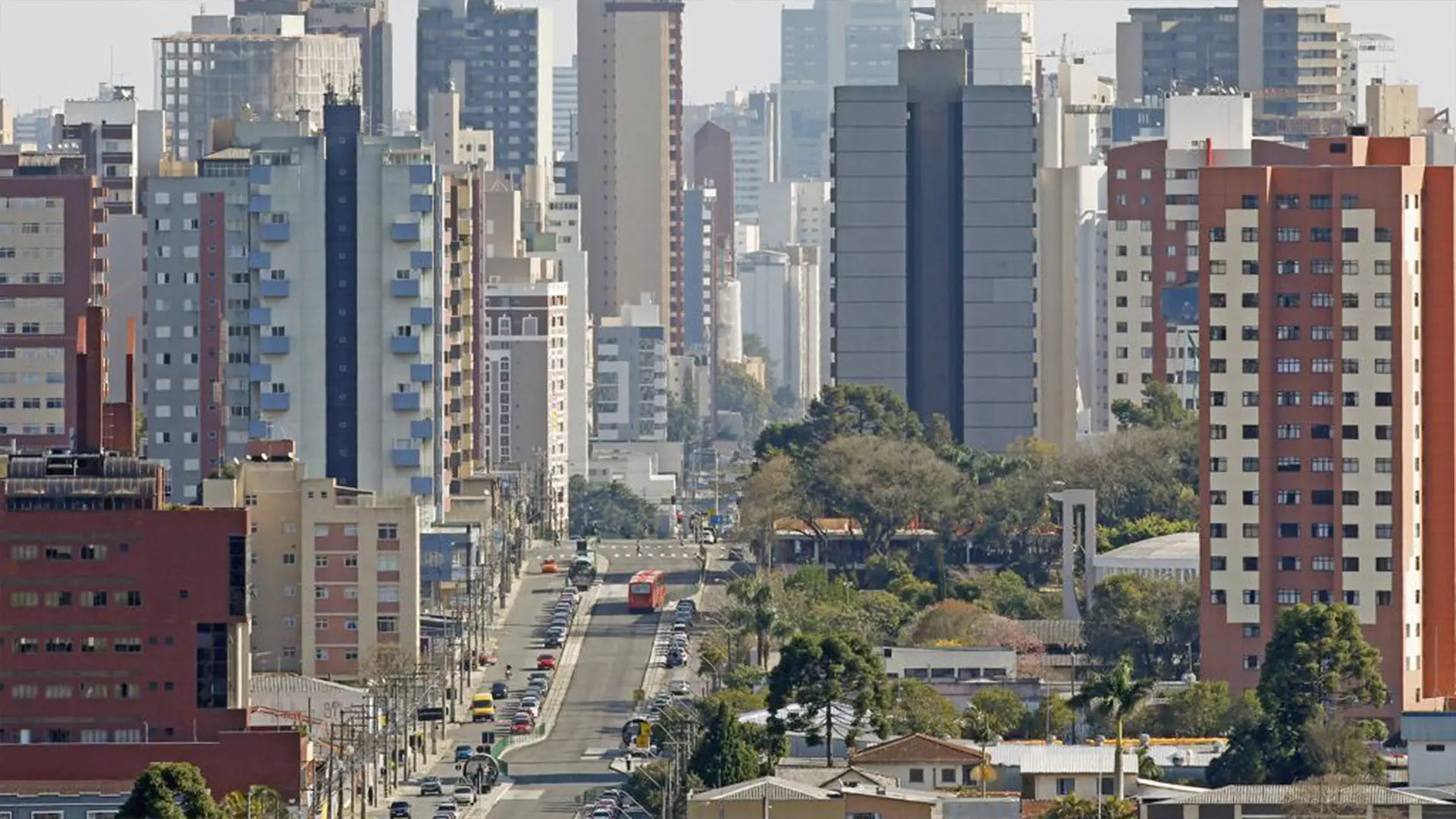 O setor de imóveis de Curitiba é impulsionado por diversos fatores, como novos lançamentos, qualidade dos empreendimentos e melhorias urbanas.