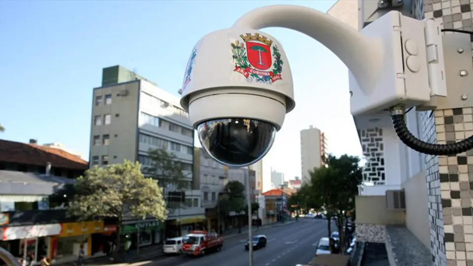 Com 2 mil “olhos digitais” e inteligência artificial (IA), Curitiba monitora em tempo real ruas e pontos estratégicos, como terminais de ônibus, escolas e praças