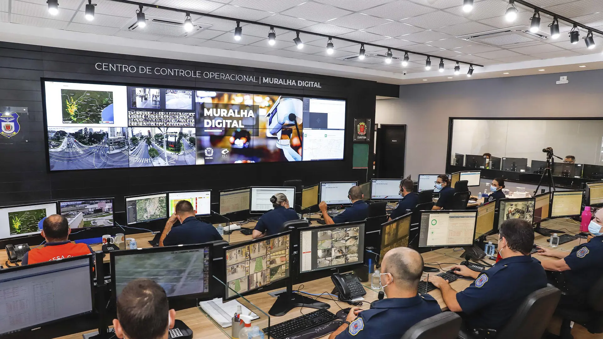 Centro de Controle Operacional da Muralha Digital recebe dados de 1.325 câmeras fixas, 515 bodycams e 160 câmeras veiculares.