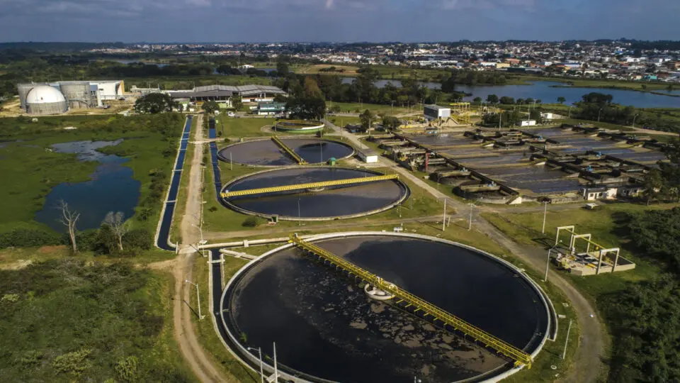 Estação de tratamento de água da Sanepar em Curitiba: cidade atingiu 100% de água tratada e 98,9% de esgoto coletado.