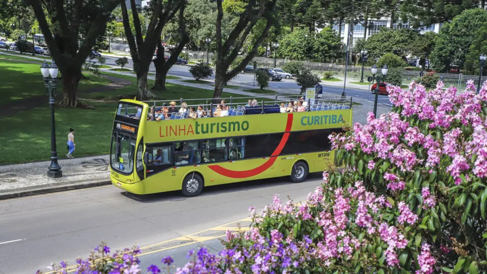 Linha Turismo percorre os principais locais de interesse da cidade com informações em vários idiomas e inovações como o cartão de embarque digital.