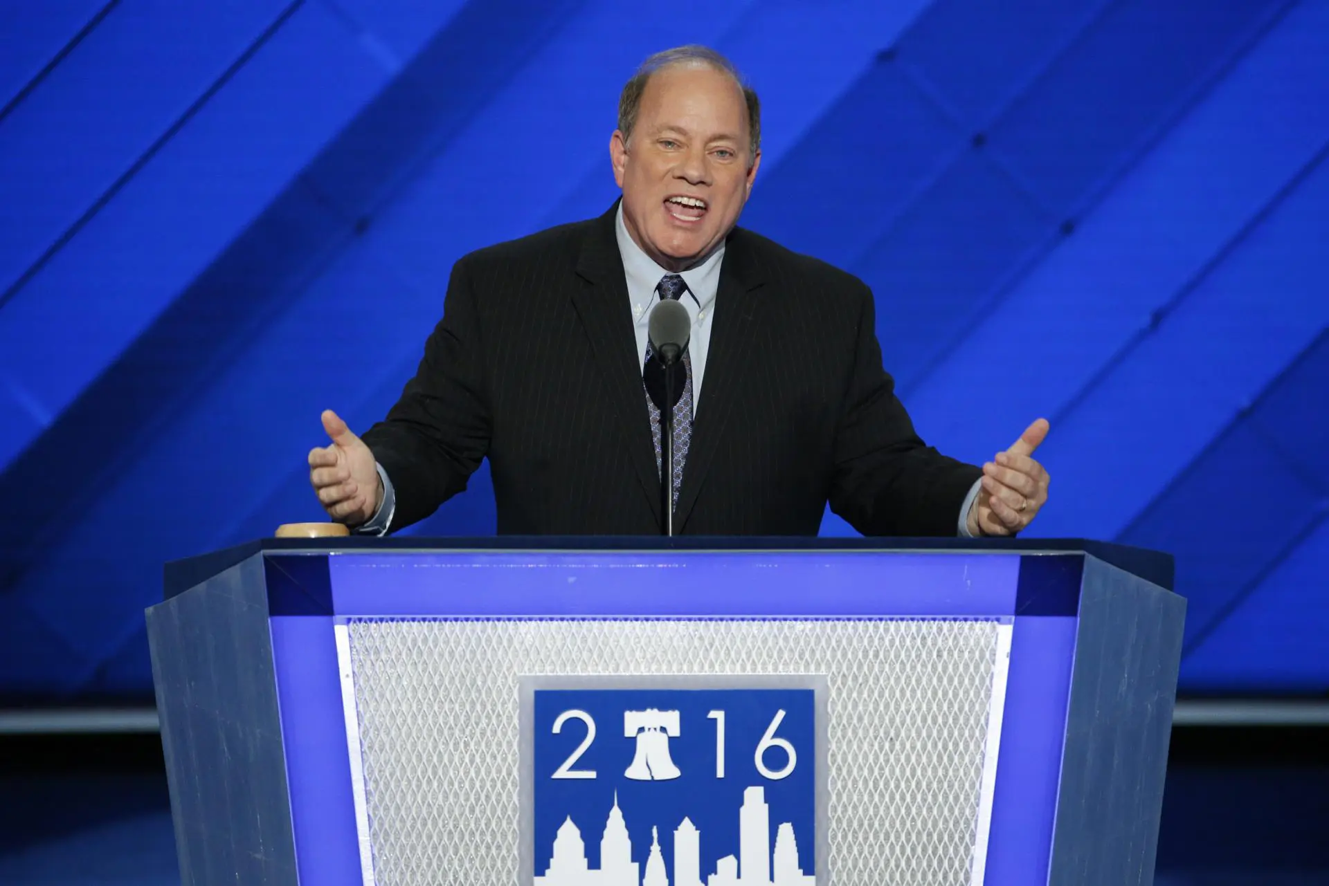 O prefeito de Detroit, Mike Duggan, durante a Convenção Nacional Democrata, dia 27 de julho de 2016, no Wells Fargo Center, na Filadélfia, Pensilvânia (EUA).