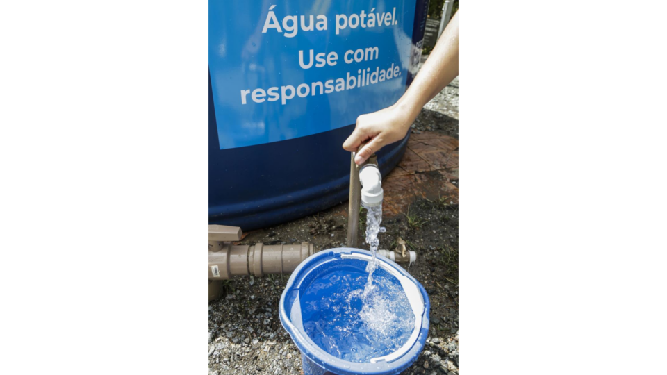 Abastecimento da caixa de água do programa Reserva Hídrica do Futuro, em Curitiba.
