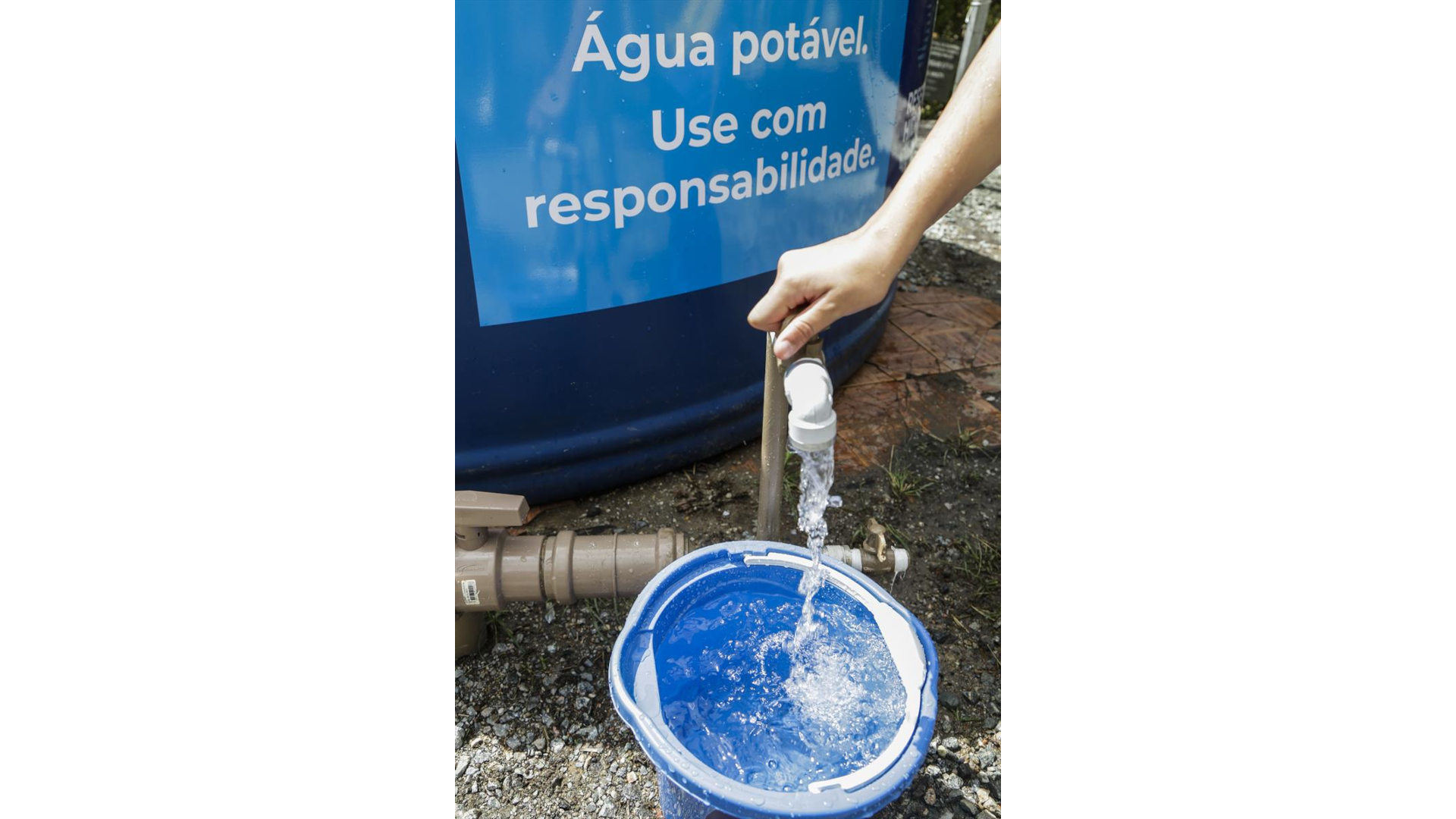 Abastecimento da caixa de água do programa Reserva Hídrica do Futuro, em Curitiba.