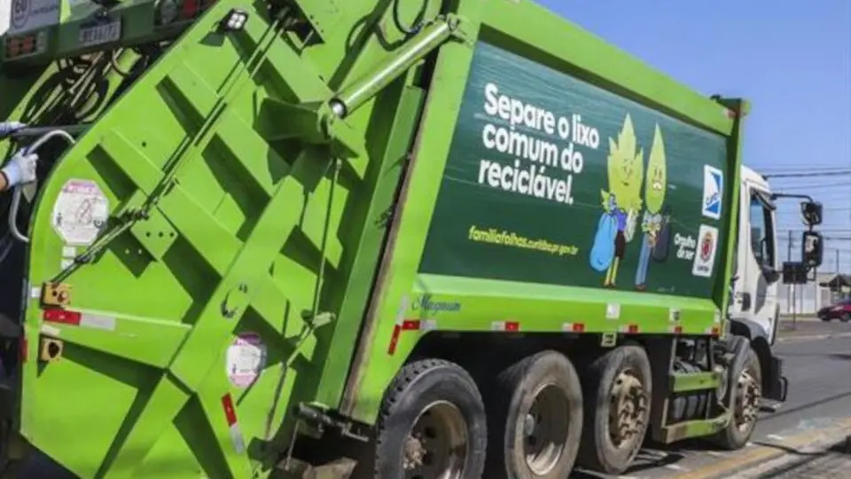 Coleta de lixo reciclável contribui para a melhoria do meio ambiente e auxilia o sistema de saneamento, com menos detritos nos cursos naturais de água.