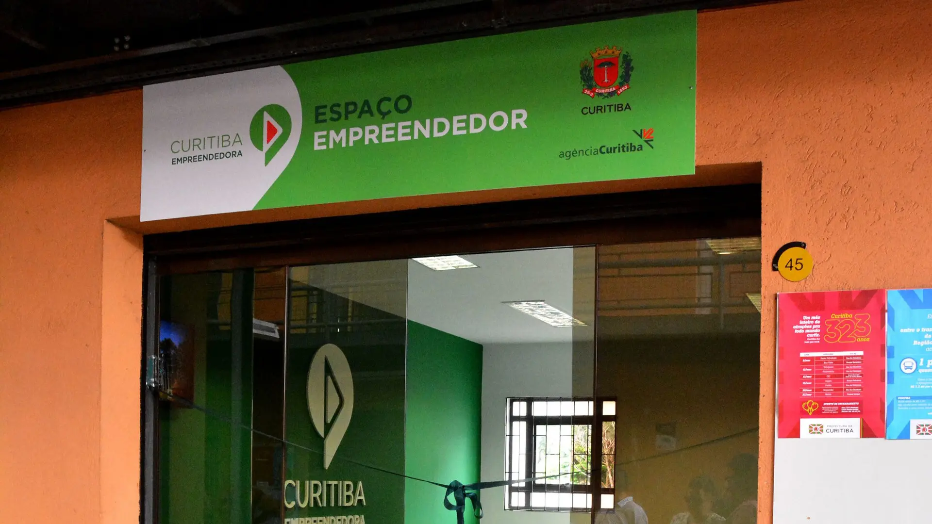 Espaço Empreendedor da Agência Curitiba de Desenvolvimento e Inovação dá suporte a microempresários e microempreendedores individuais.