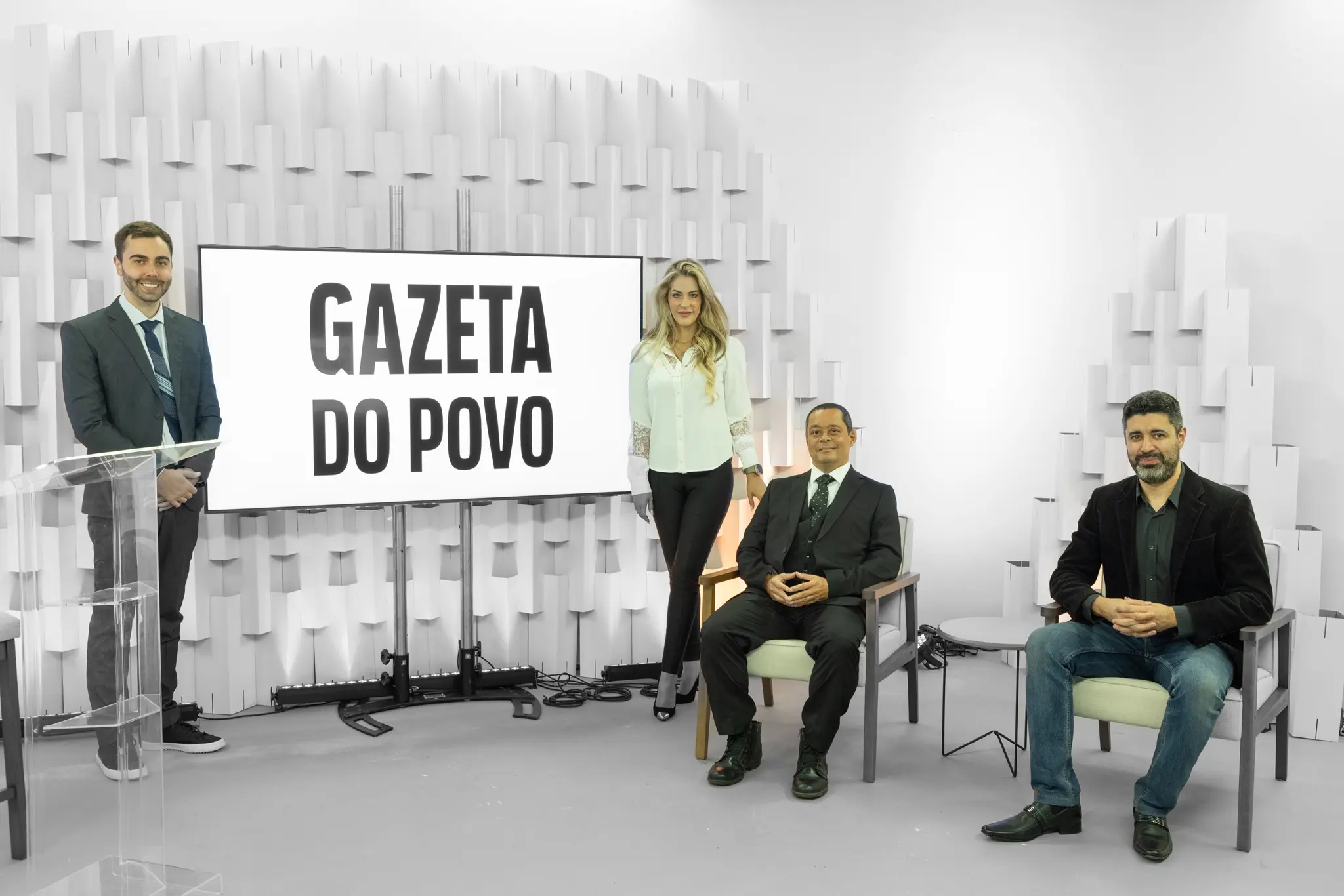 Lucas Saba, Fabiana Barroso, Jorge Serrão e Flavio Morgenstern compõem time do Café com a Gazeta em SP