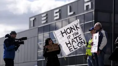 Manifestantes se reúnem do lado de fora de uma concessionária Tesla para protestar contra o papel atual do empresário Elon Musk na administração do presidente dos EUA, Donald Trump, no Park Royal, Londres, Grã-Bretanha, 15 de março de 2025. Os manifestantes encorajaram as pessoas a boicotar a marca Tesla, vender os carros que já possuíam e se desfazer das ações da empresa para impactar o cofundador e CEO da Tesla.