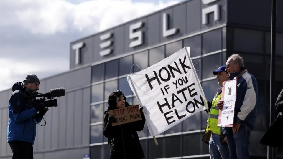 Manifestantes se reúnem do lado de fora de uma concessionária Tesla para protestar contra o papel atual do empresário Elon Musk na administração do presidente dos EUA, Donald Trump, no Park Royal, Londres, Grã-Bretanha, 15 de março de 2025. Os manifestantes encorajaram as pessoas a boicotar a marca Tesla, vender os carros que já possuíam e se desfazer das ações da empresa para impactar o cofundador e CEO da Tesla.