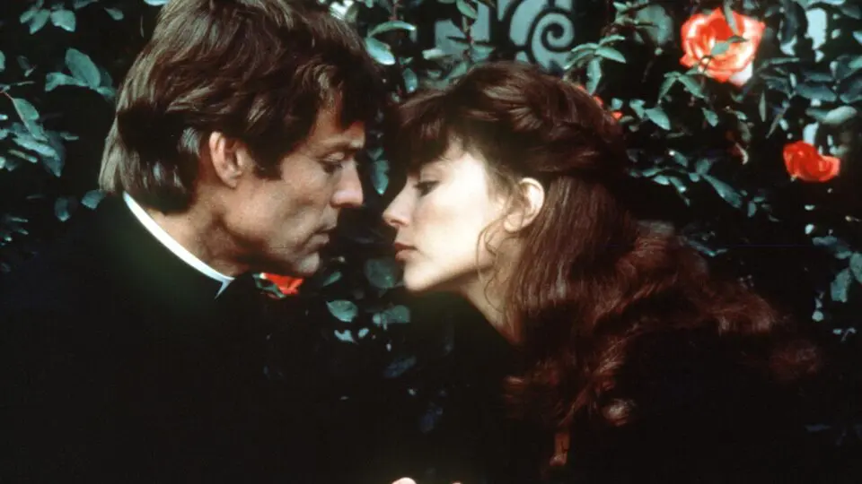 Em 1983, Richard Chamberlain interage com Rachel Ward na série "Pássaros Feridos"