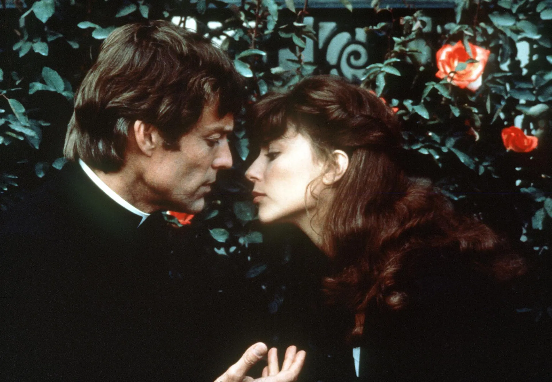 Em 1983, Richard Chamberlain interage com Rachel Ward na série "Pássaros Feridos"