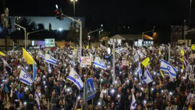Manifestantes bloqueiam entradas do Parlamento de Israel para exigir retorno de reféns