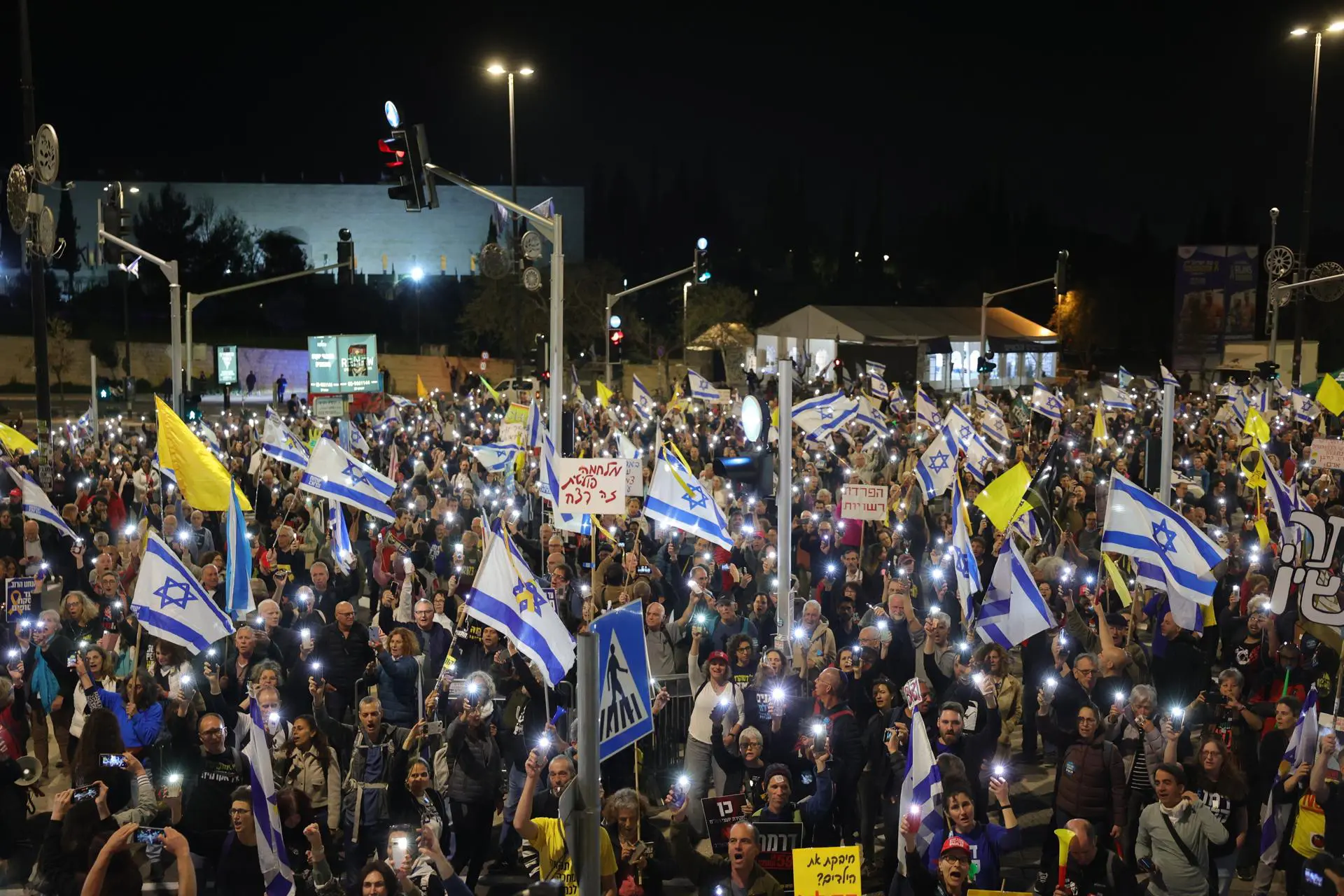 Manifestantes bloqueiam entradas do Parlamento de Israel para exigir retorno de reféns
