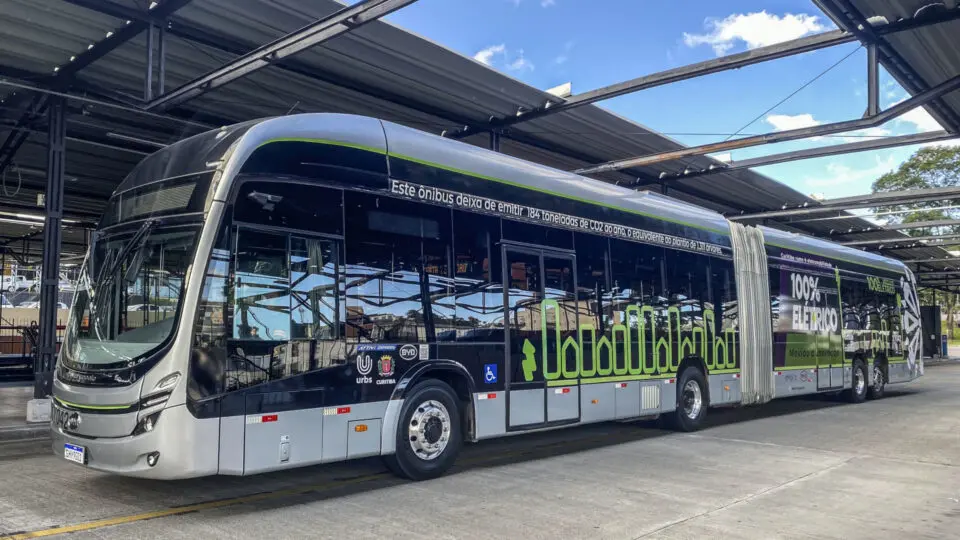 Ônibus elétricos começam a substituir os veículos movidos a combustão rumo a um transporte coletivo sustentável.