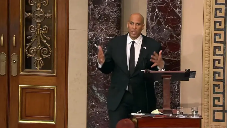 Democrata discursa por mais de 18 horas no Senado dos EUA em oposição às políticas de Trump