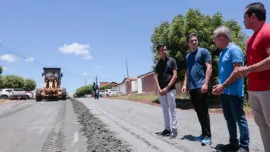 Hugo Motta vistoria obra em Patos (PB) ao lado do pai, o prefeito Nabor Wanderley, em fevereiro deste ano.