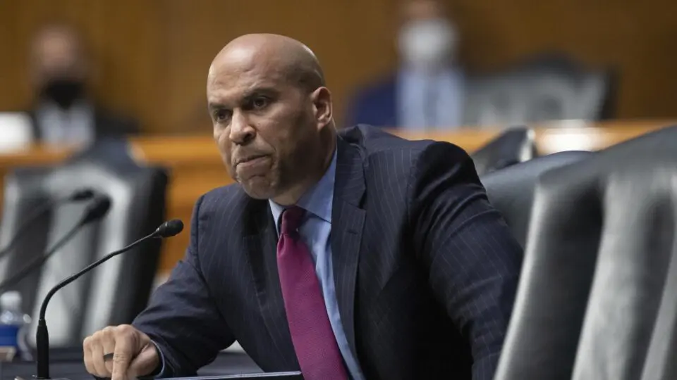 Democrata fala durante mais de 24h contra Trump e bate recorde de discurso mais longo no Senado dos EUA