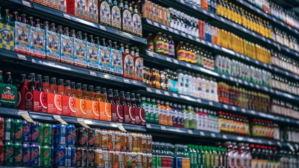 Refrigerantes contêm alta concentração de emulsificantes: estudo encontrou associação entre o consumo de emulsificantes e um maior risco de câncer, especialmente de mama e próstata