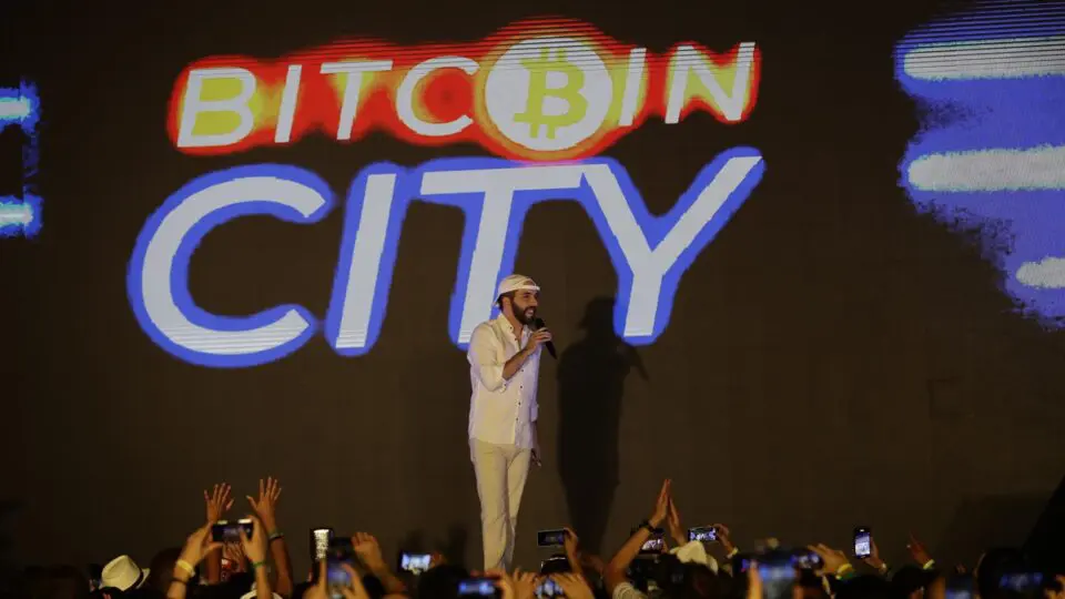 O presidente de El Salvador, Nayib Bukele, anuncia o projeto da cidade Bitcoin prevista para funcionar no Leste de El Salvador, em Santa María Mizata, no departamento central de La Libertad, no dia 20 de novembro de 2021. O projeto ainda não saiu do papel