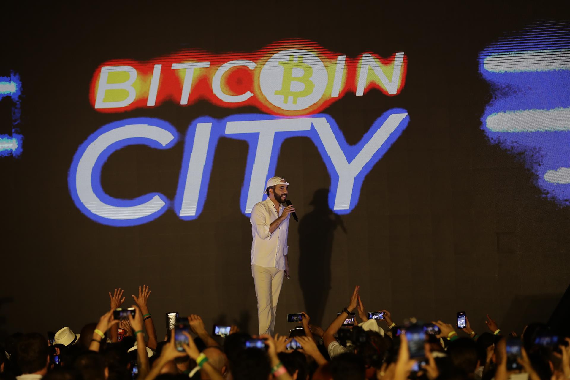O presidente de El Salvador, Nayib Bukele, anuncia o projeto da cidade Bitcoin prevista para funcionar no Leste de El Salvador, em Santa María Mizata, no departamento central de La Libertad, no dia 20 de novembro de 2021. O projeto ainda não saiu do papel