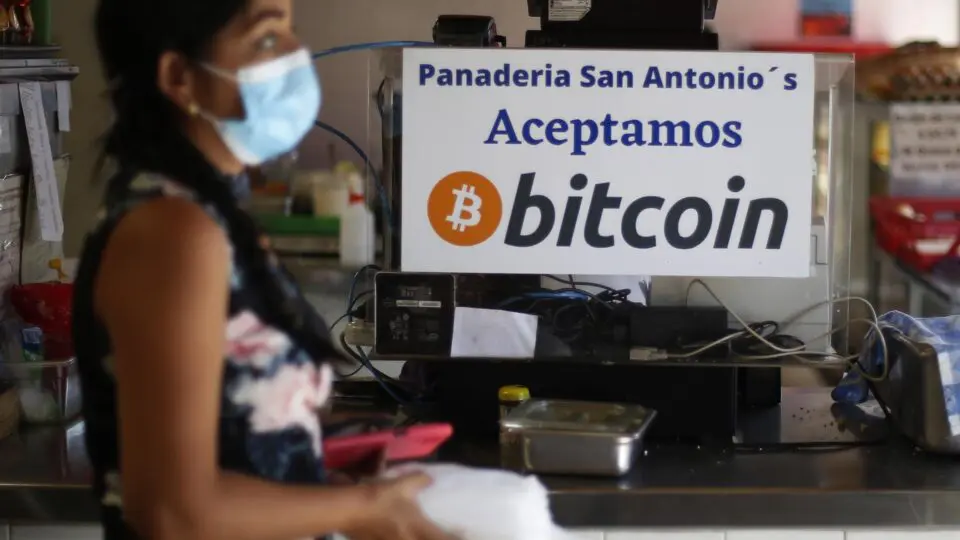 Uma mulher compra comida em um estabelecimento que aceita pagamentos em Bitcoin, em Santa Tecla, El Salvador.