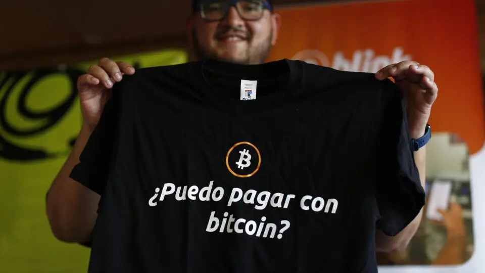 Bitcoiners comemoram o segundo aniversário do Bitcoin como moeda legal em La Libertad, El Salvador, no dia 09 de julho de 2023.