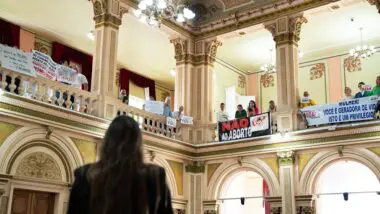 Marina de Pol Poniwas, responsável por resolução de aborto em meninas no Conanda, enfrentou protestos na Câmara dos Vereadores em Curitiba.