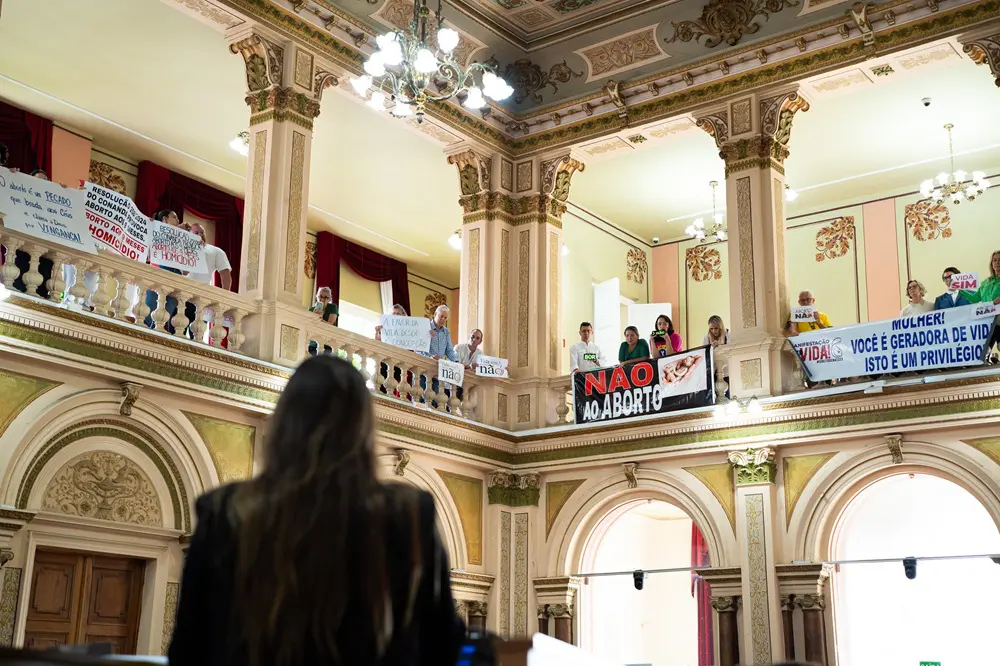 Marina de Pol Poniwas, responsável por resolução de aborto em meninas no Conanda, enfrentou protestos na Câmara dos Vereadores em Curitiba.