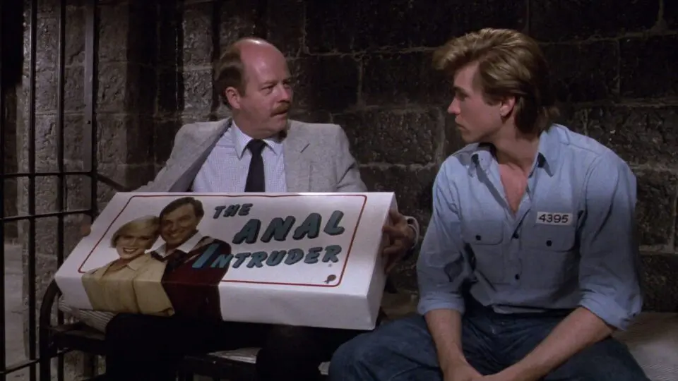 Billy J. Mitchell e Val Kilmer contracenam na comédia de Jim Abrahams e dos irmãos Zucker: "Top Secret"