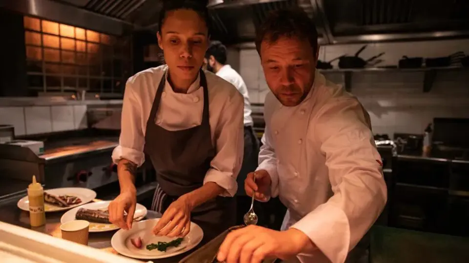 Carly (Vinette Robinson) cozinha ao lado do chef Andy Jones (Stephen Graham) no filme dirigido por Philip Barantini