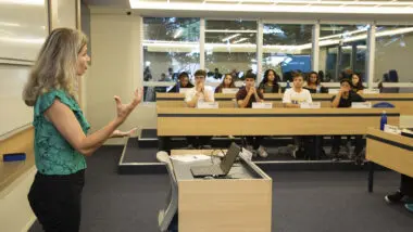 Em um cenário onde o pensamento crítico muitas vezes é sufocado, a Belavista tem se firmado como uma das poucas instituições no Brasil que ainda oferecem espaço genuíno para o debate de ideias e a pluralidade.