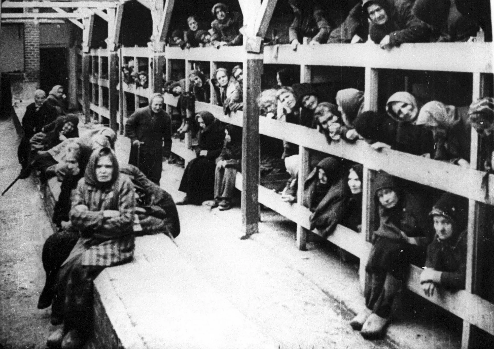 Uma foto de arquivo sem data mostra o alojamento feminino no campo de concentração de Auschwitz-Birkenau em Oswiecim, na Polônia: o conglomerado do qual a Bayer fazia parte usou trabalhadores escravizados para construir uma fábrica química nas imediações do campo de concentração de Auschwitz para produzir uma borracha sintética importante na economia de guerra
