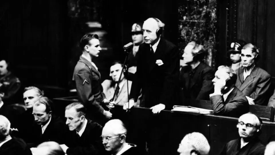 Nuremberg, data exata desconhecida; entre 27 de agosto de 1947 e 30 de julho de 1948. Georg von Schnitzler, membro da diretoria da IG Farben, durante o julgamento da empresa. Schnitzler e outros 12 réus no caso foram considerados culpados e sentenciados a penas entre um e oito anos de prisão.