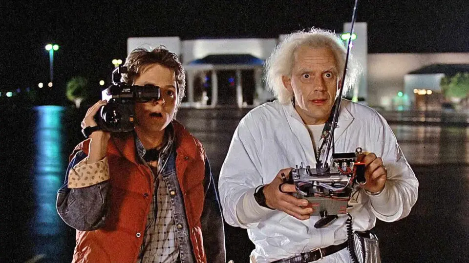 Marty McFly e Doc Brown controlam o carro DeLorean que faz viagens no tempo