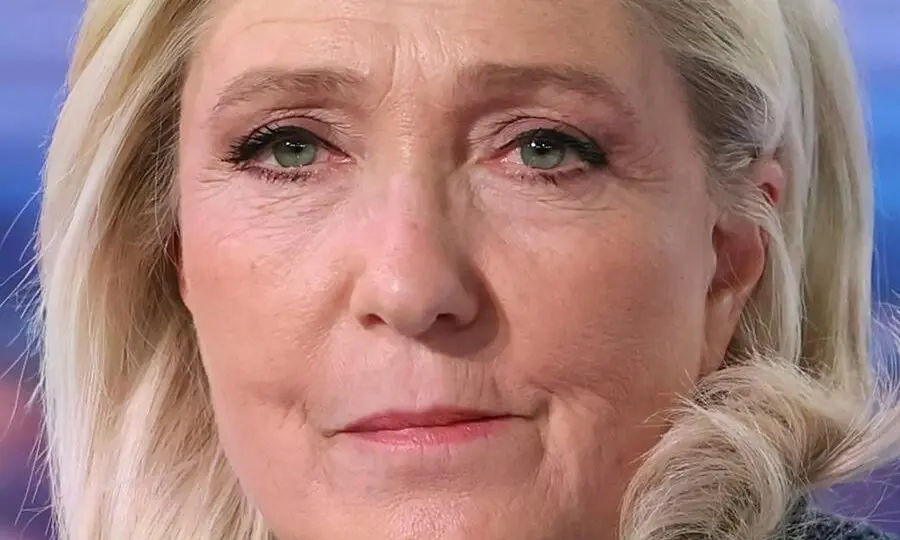 A presidente do Rassemblement National (Reunião Nacional), Marine Le Pen, posa antes de uma entrevista no noticiário noturno do canal de TV francês TF1, em Boulogne-Billancourt, nos arredores de Paris, França, 31 de março de 2025.