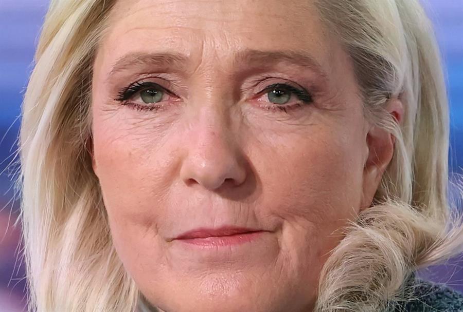 A presidente do Rassemblement National (Reunião Nacional), Marine Le Pen, posa antes de uma entrevista no noticiário noturno do canal de TV francês TF1, em Boulogne-Billancourt, nos arredores de Paris, França, 31 de março de 2025.