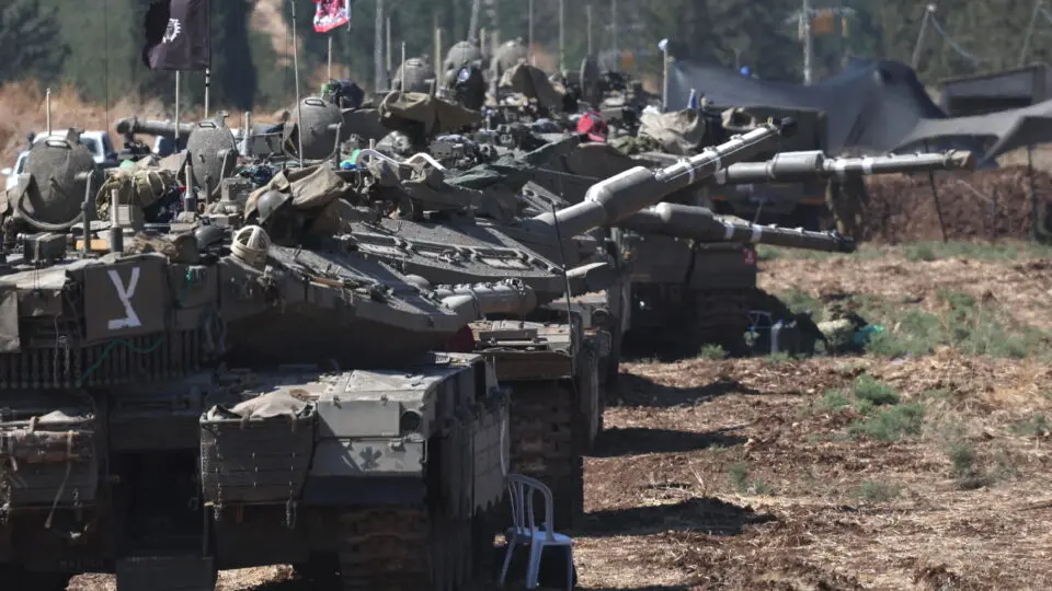 Soldados israelenses operam tanques em um ponto de reunião no norte de Israel, em 28 de setembro de 2024. O exército israelense (Tsahal) informou no dia 28 de setembro que as forças militares continuam a atacar locais de infraestrutura da organização Hezbollah no Líbano. Segundo o relatório, o exército atacou mais de 140 alvos do Hezbollah desde a meia-noite de 28 de setembro, incluindo lançadores voltados contra civis israelenses e edifícios onde eram armazenadas armas. O líder do Hezbollah, Hassan Nasrallah, foi morto em um ataque noturno em Beirute, conforme confirmado por declarações do Hezbollah e do Tsahal em 28 de setembro de 2024