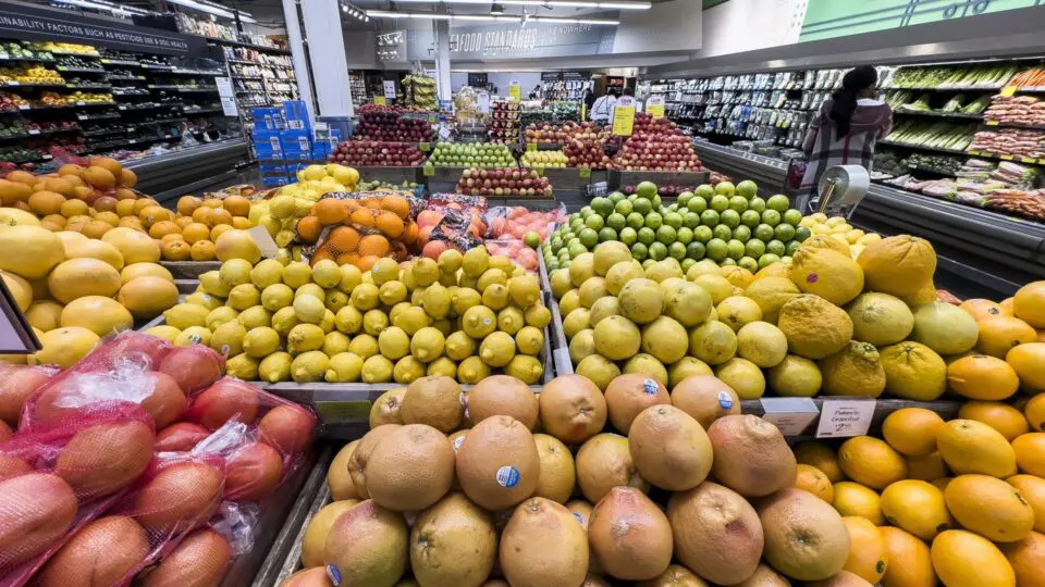 Produtos frescos à venda em um supermercado Whole Foods em Washington, DC, EUA, 14 de fevereiro de 2024: embora a generosidade pessoal tenha seu valor, são os mercados livres e o capitalismo — mesmo movidos pelo interesse próprio — que efetivamente criam prosperidade e soluções sustentáveis para problemas sociais em larga escala