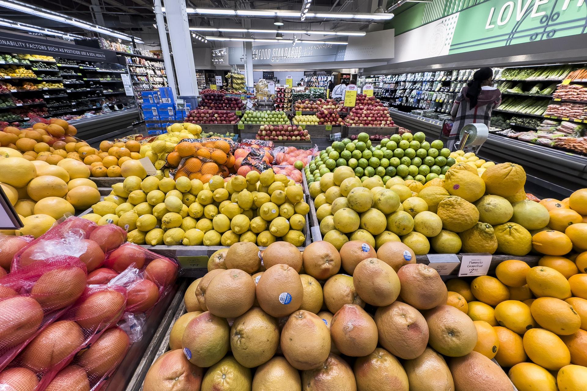 Produtos frescos à venda em um supermercado Whole Foods em Washington, DC, EUA, 14 de fevereiro de 2024: embora a generosidade pessoal tenha seu valor, são os mercados livres e o capitalismo — mesmo movidos pelo interesse próprio — que efetivamente criam prosperidade e soluções sustentáveis para problemas sociais em larga escala