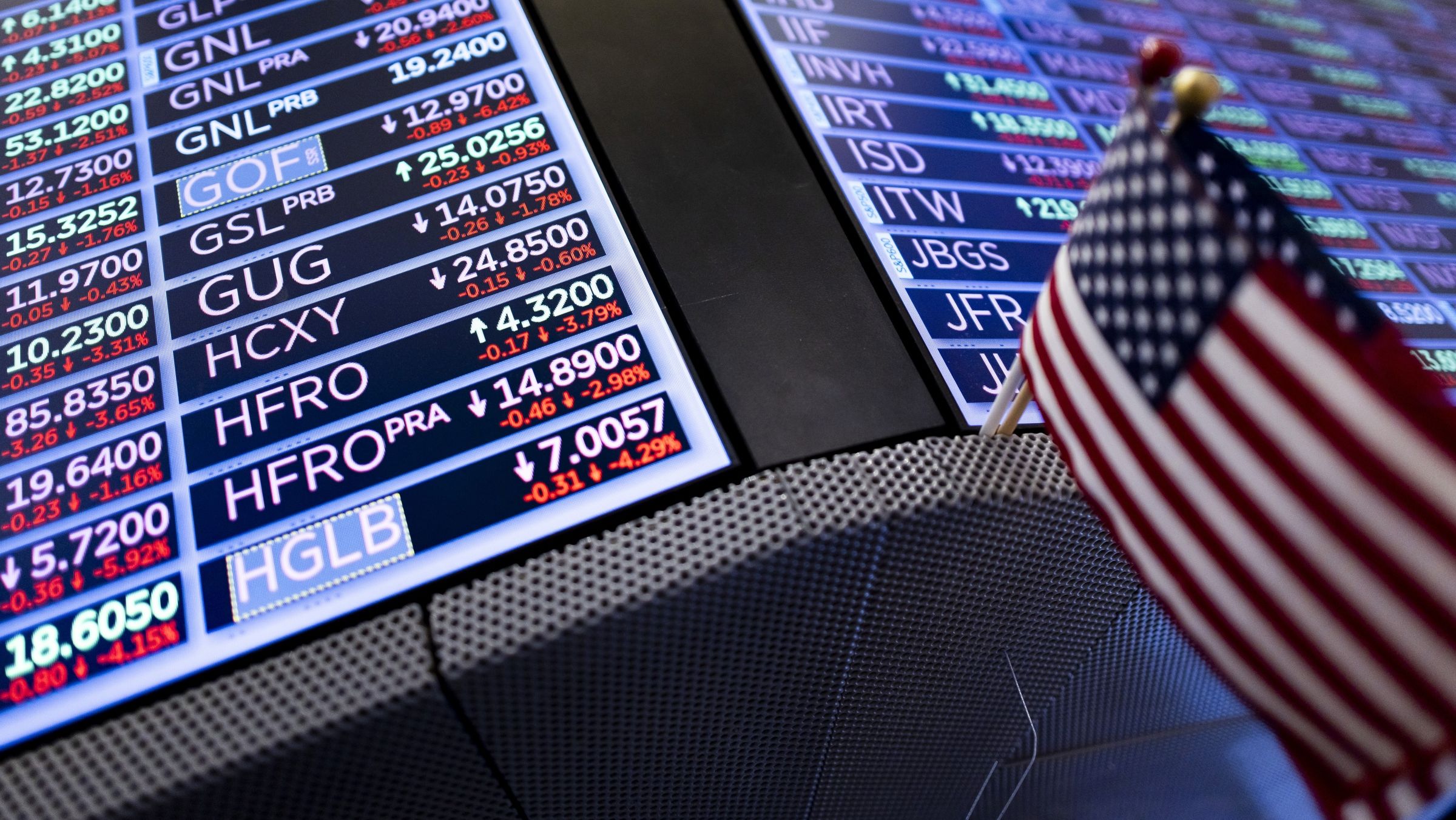 Painel com preços de ações na Bolsa de Nova York, nesta segunda-feira, 7 de abril.