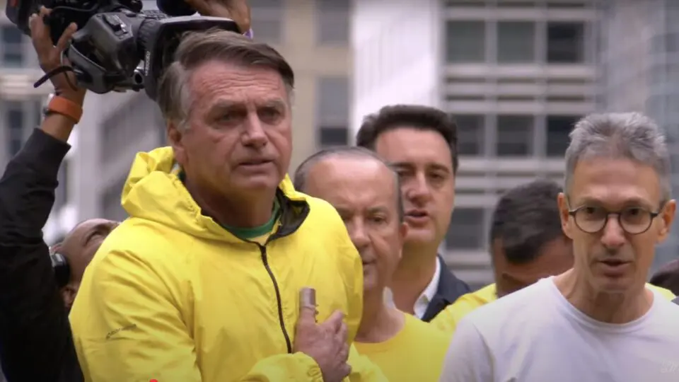 Ex-presidente Bolsonaro canta o hino nacional ao lado dos governadores Zema, Mello e Ratinho Jr.
