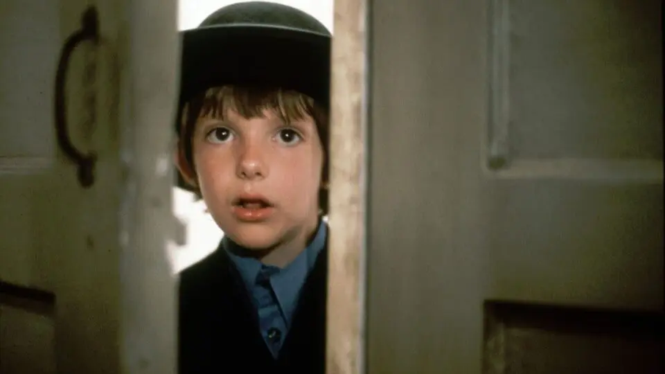 Lukas Haas faz um menino de uma comunidade Amish que presencia um assassinato dentro de uma estação de trem