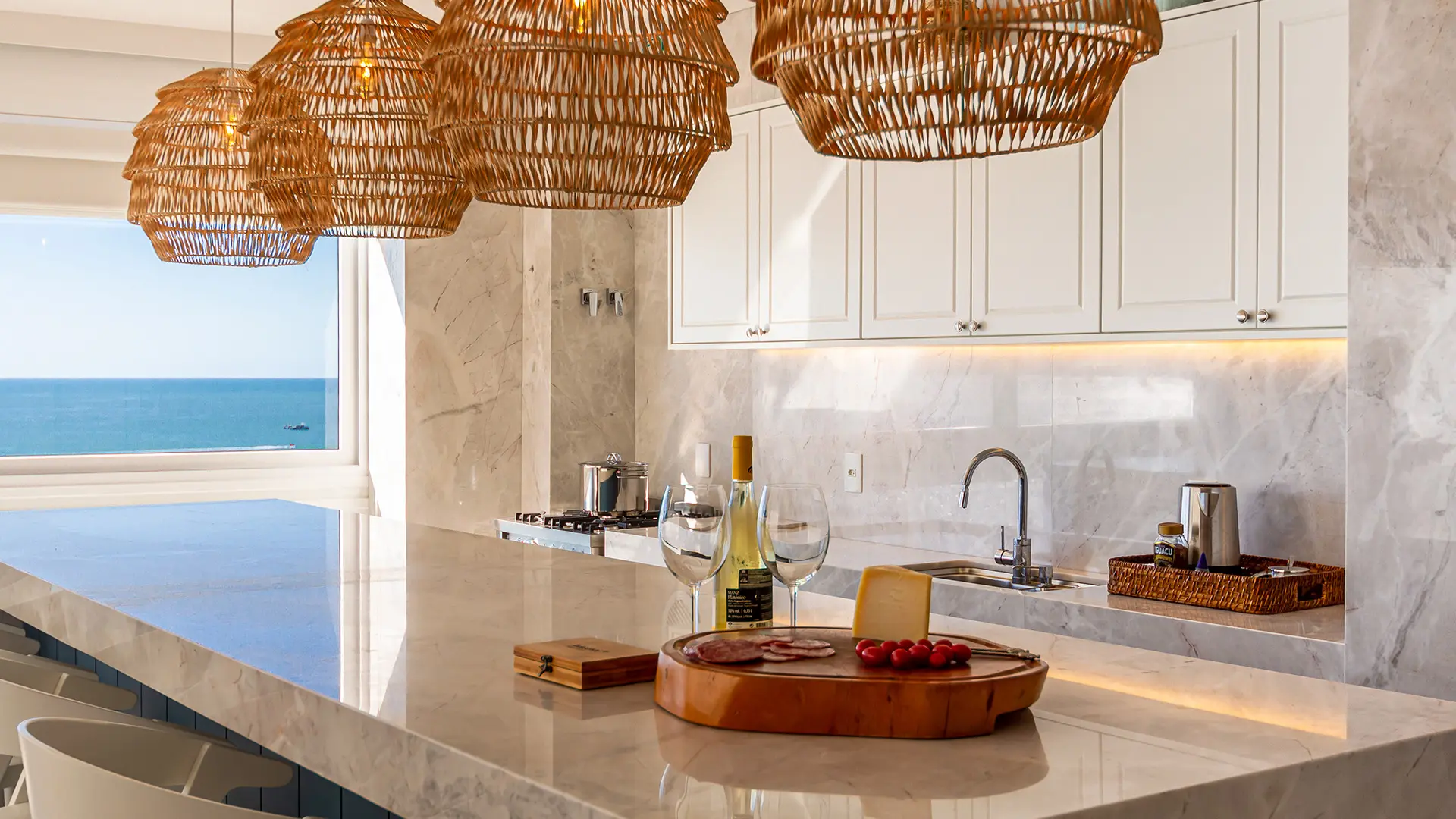 Tanto em bancadas quanto em ilhas centrais e até na parede, o mármore na cozinha oferece sofisticação e durabilidade. Produto: Monte Cristo PR. Projeto: ARQTL. Execução Royal Stones Mármore.