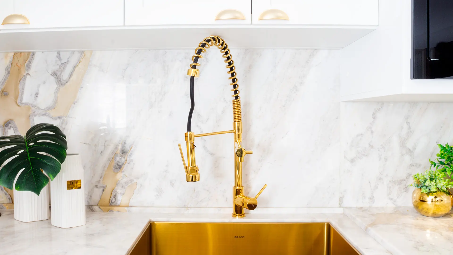 Cuidados simples, como a impermeabilização e o processo diário de limpeza com água e sabão neutro, são suficientes para que o mármore ofereça a nobreza que sua cozinha merece por muitos anos. Produto: Macchia Oro PR. Arquiteto: Redecker Sperb.