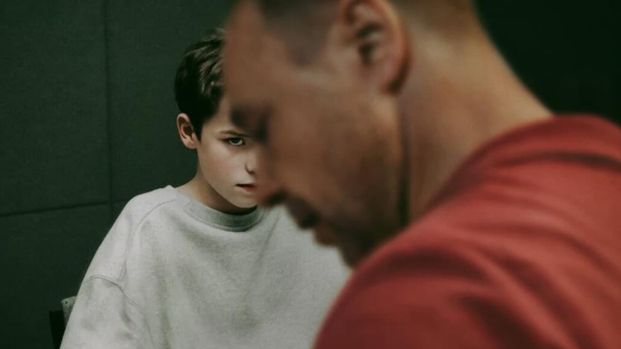 Cena de “Adolescência”: série aborda temas importantes, mas ignora assuntos complexos e faz retrato incompleto do problema.