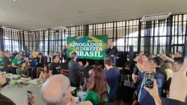 Bolsonaro defende anistia e pede fortalecimento da direita em 2026 em evento para advogados de direita.