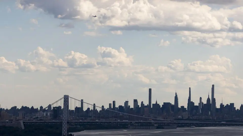 Helicóptero com seis pessoas a bordo cai no rio Hudson, em Nova York