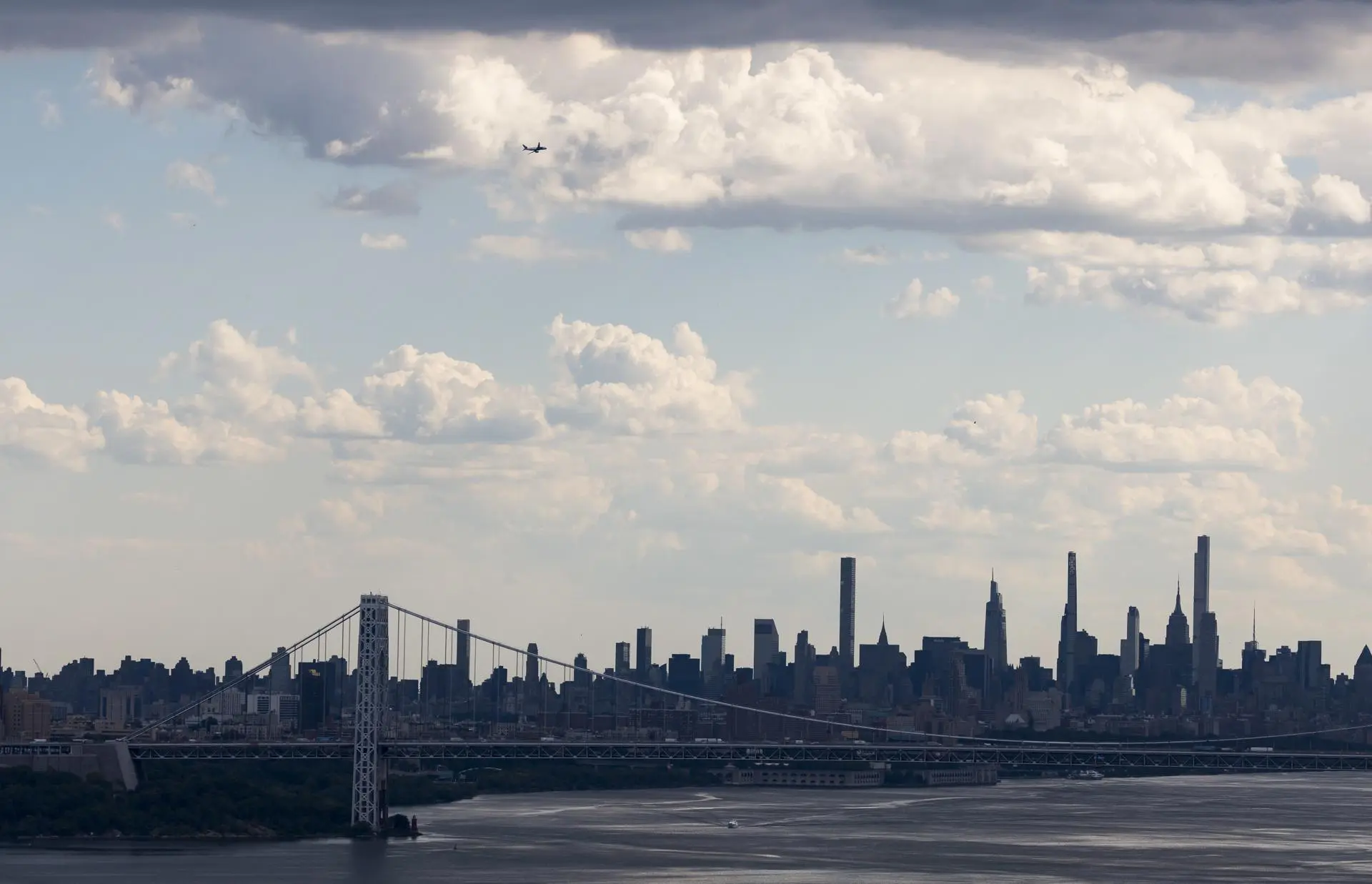 Helicóptero com seis pessoas a bordo cai no rio Hudson, em Nova York