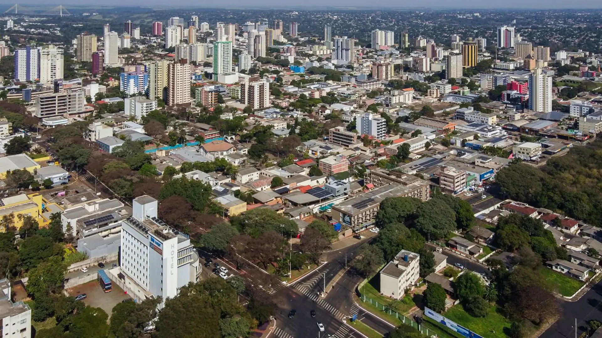 Com um novo modelo de gestão, Foz do Iguaçu investe em infraestrutura urbana, saneamento, mobilidade e equipamentos públicos.
