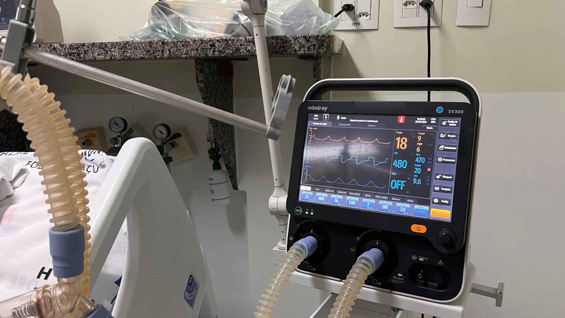 Hospital Municipal de Foz do Iguaçu ampliou capacidade para cirurgias, conquistou o selo “UTI Eficiente 2025” e implantou sistemas de IA para monitorar internações, vacinação e apoiar médicos intensivistas.